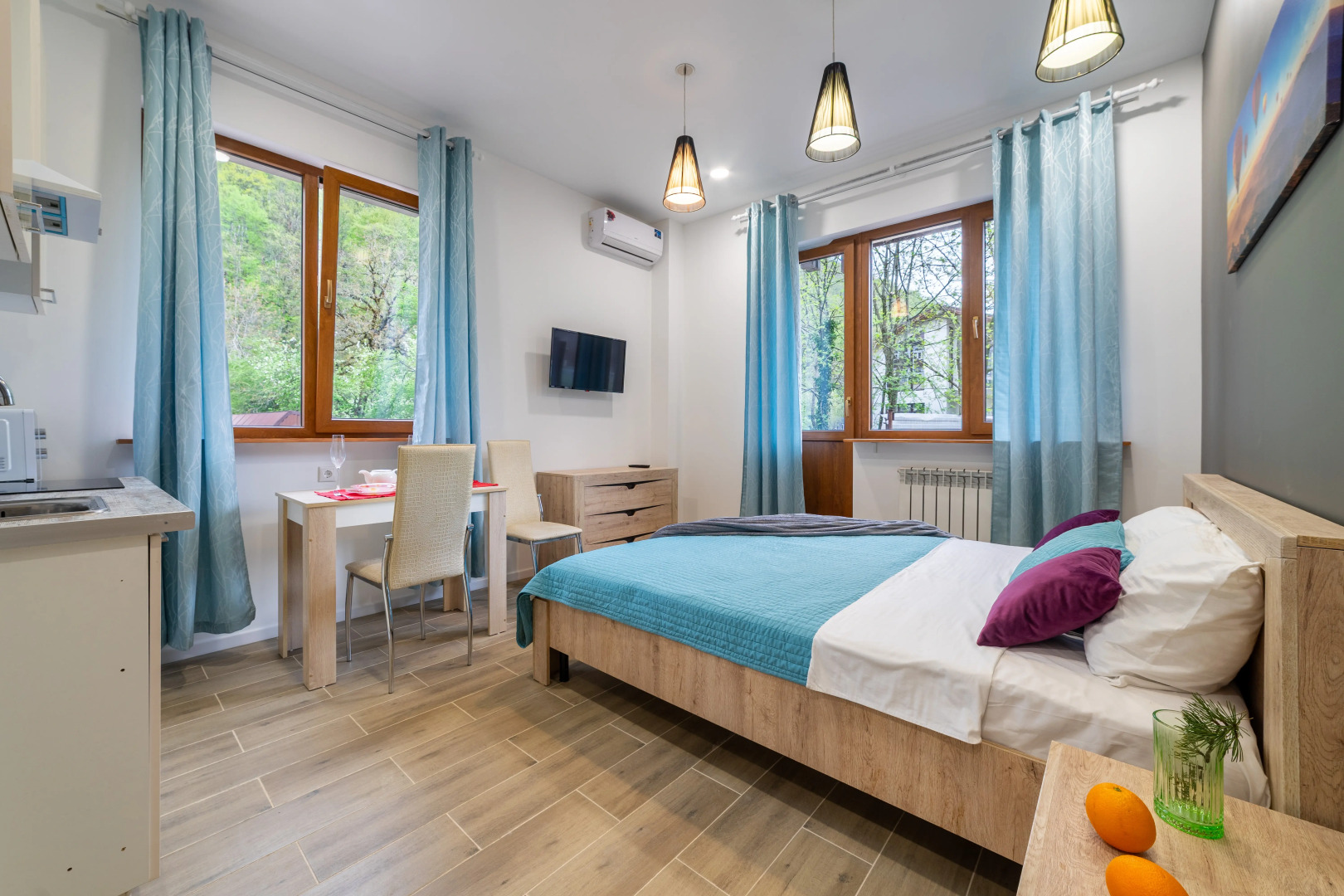 Апартаменты Светлая Студия с 2 Окнами и Видом на Горы