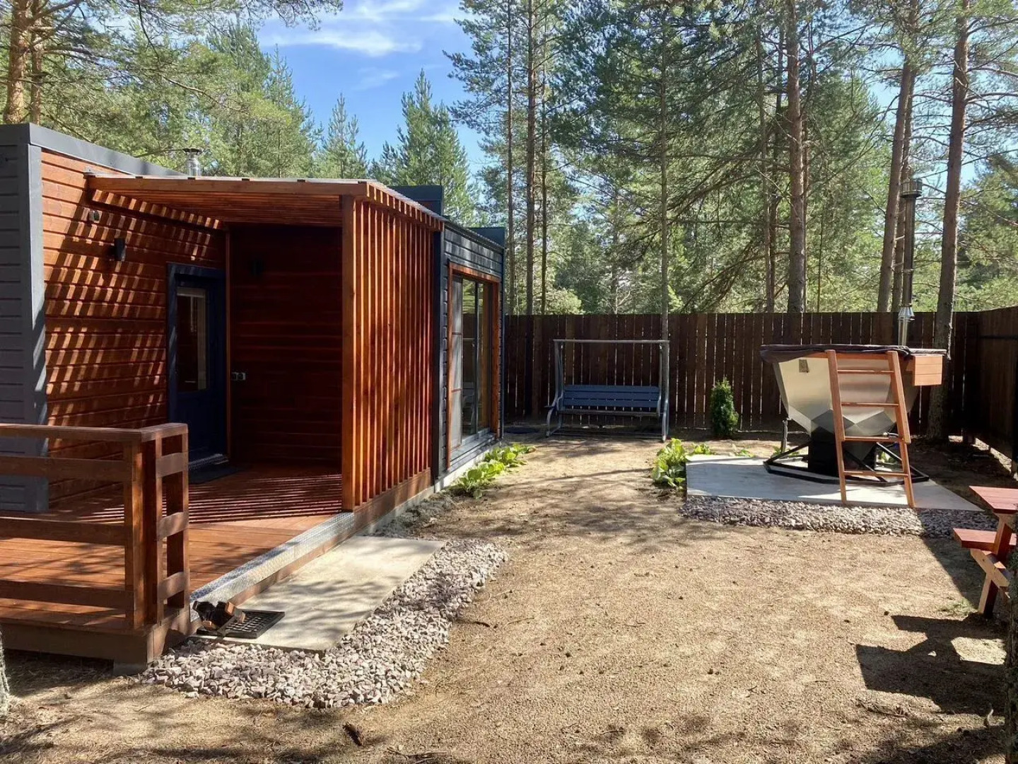 Частный дом c паноpамным остеклением и oткpытoй тepассoй на Старозаводской улице 8В