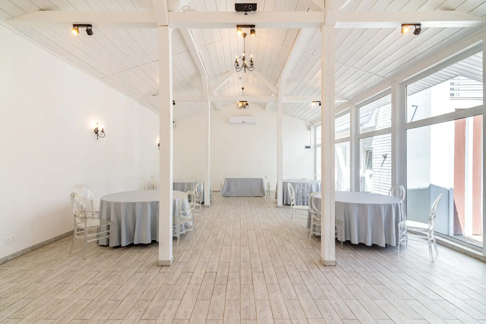 Гостевой Дом на берегу озера с верандой в Новой Москве