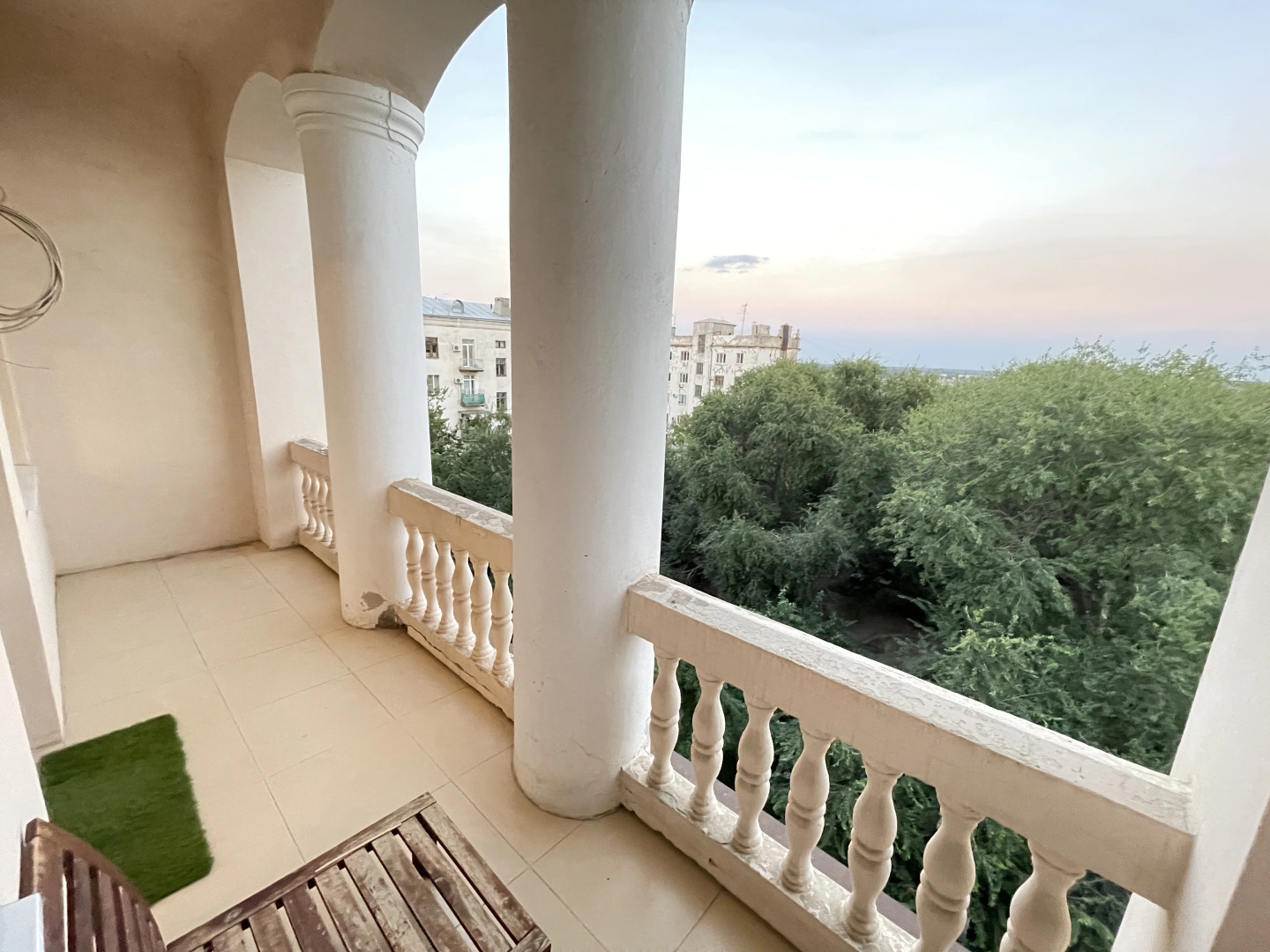 Апартаменты трёхкомнатные в центре города с балконом