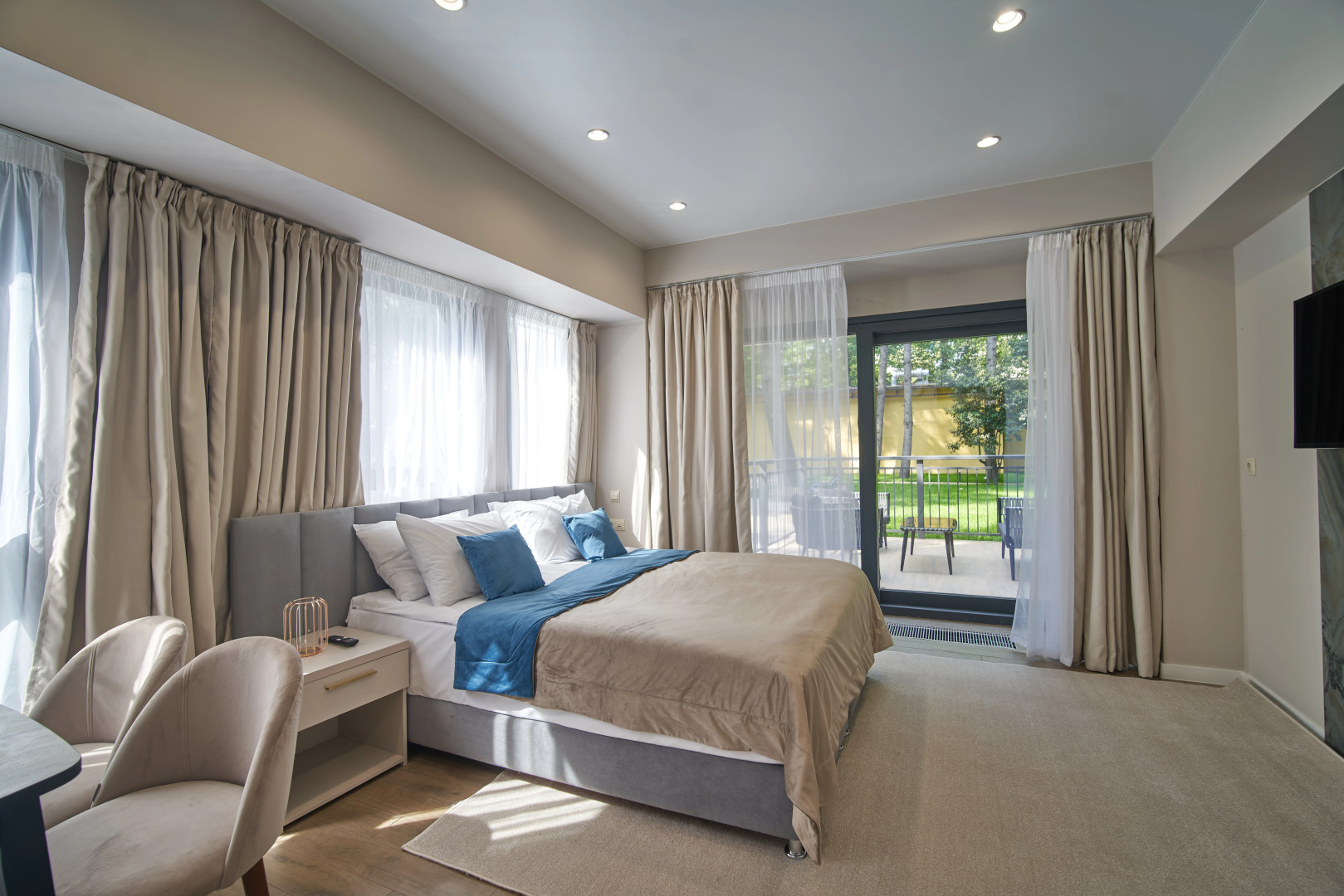 Отель Mirror Family