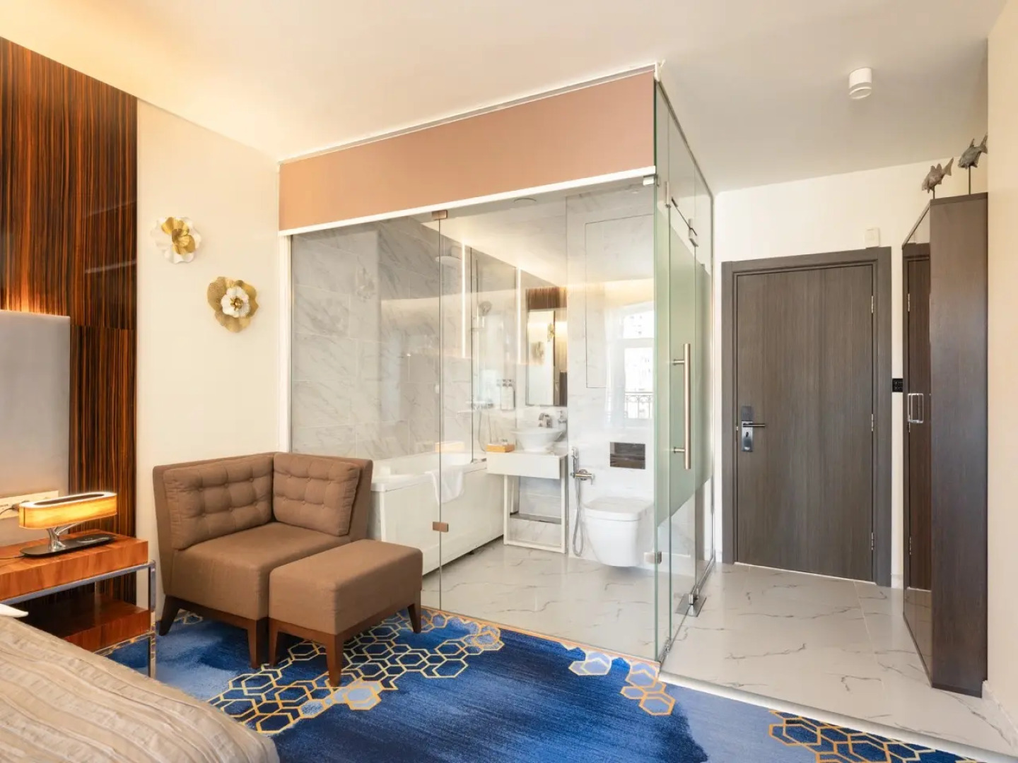 Отель V Hotel&Rooftop Lounge