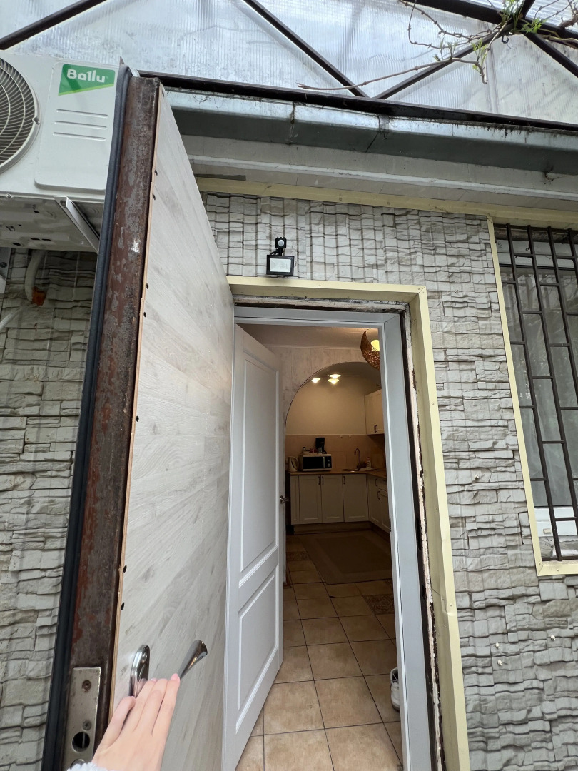 Квартира Уютная евродвушка с отдельным входом и личным навесов для авто