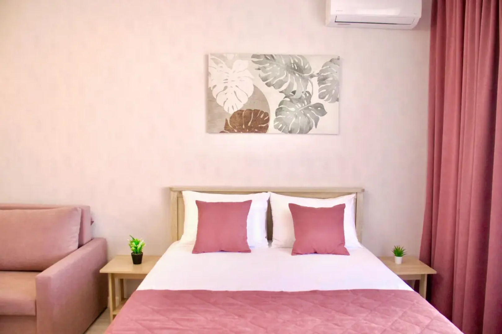 Апартаменты с бассейном у моря