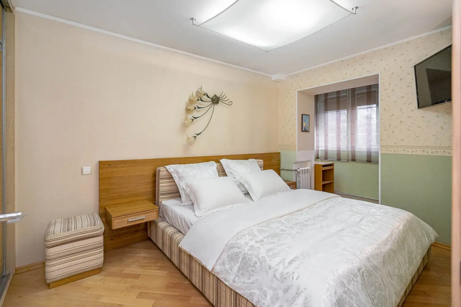 Апартаменты трехкомнатные на Мельникайте 16