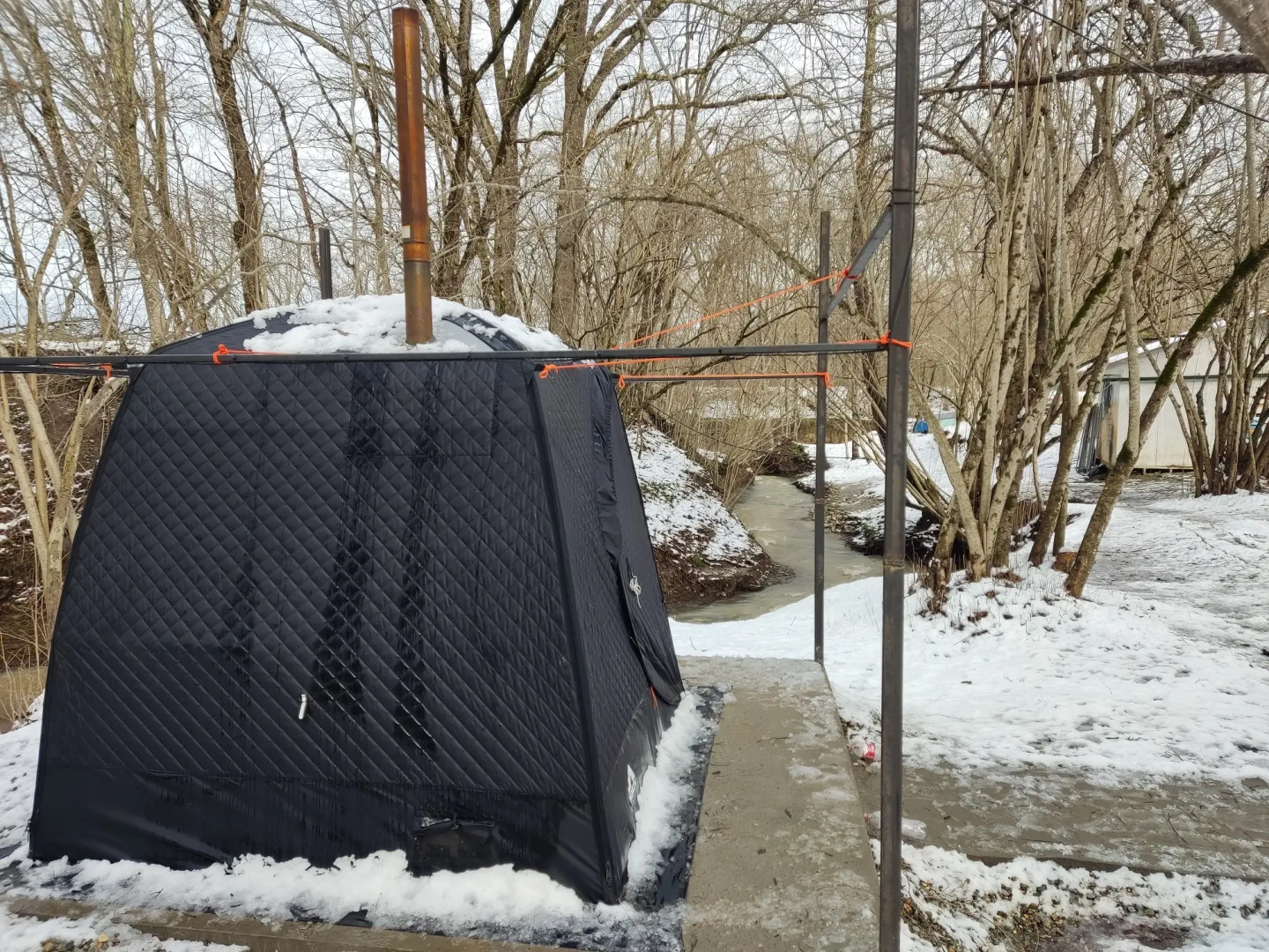 Частный дом у горной реки