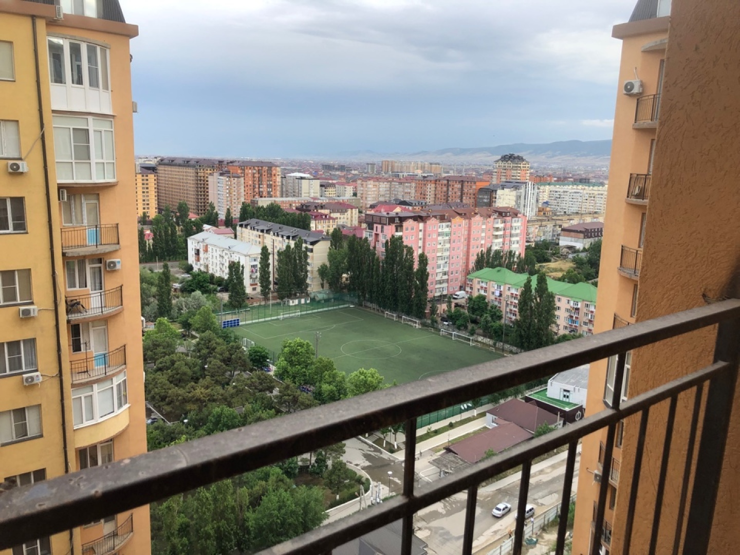 Апартаменты у моря с видом на город и горы