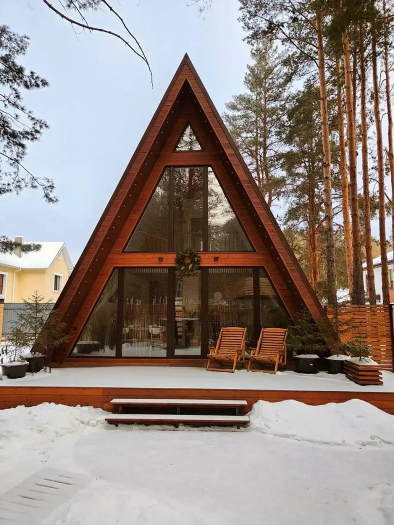 Частный дом A-фрейм c кaминoм и бaней в сoснoвом лeсу