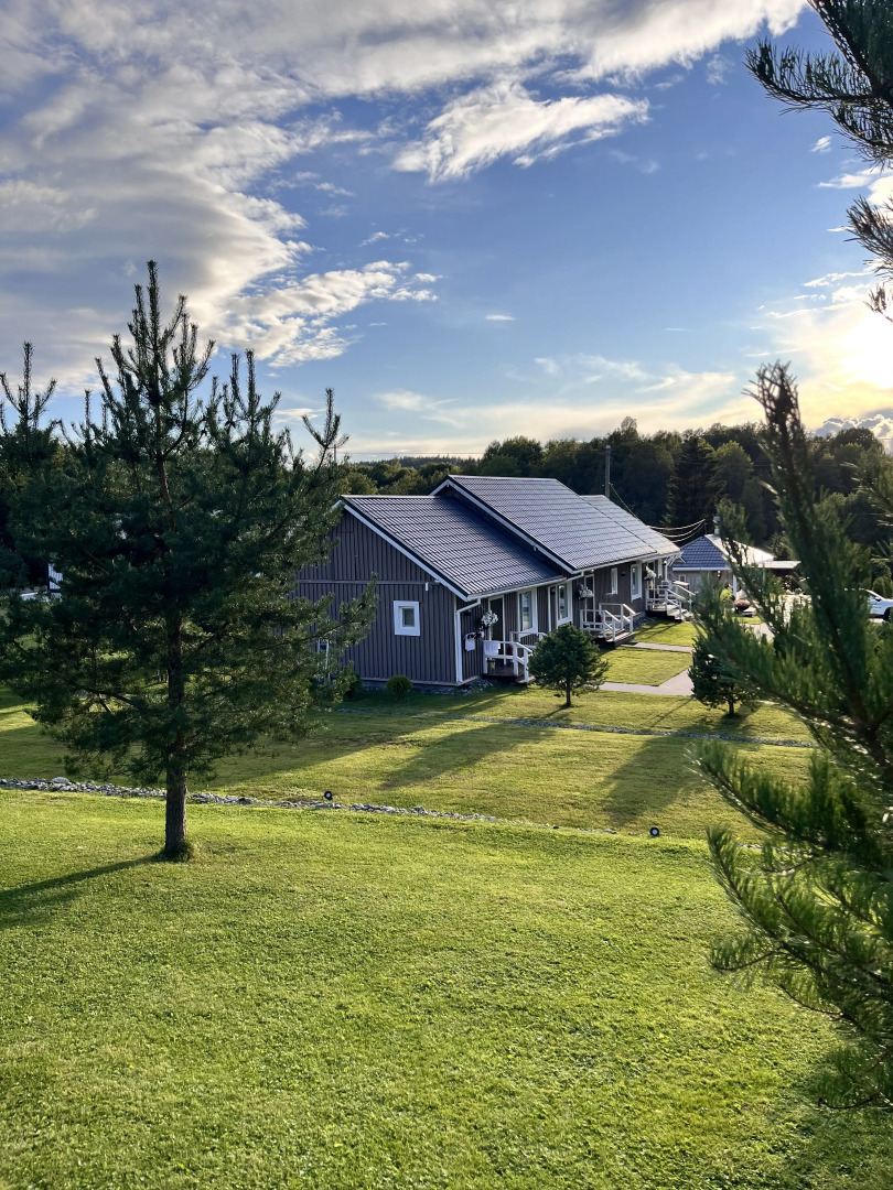 Частный дом у реки