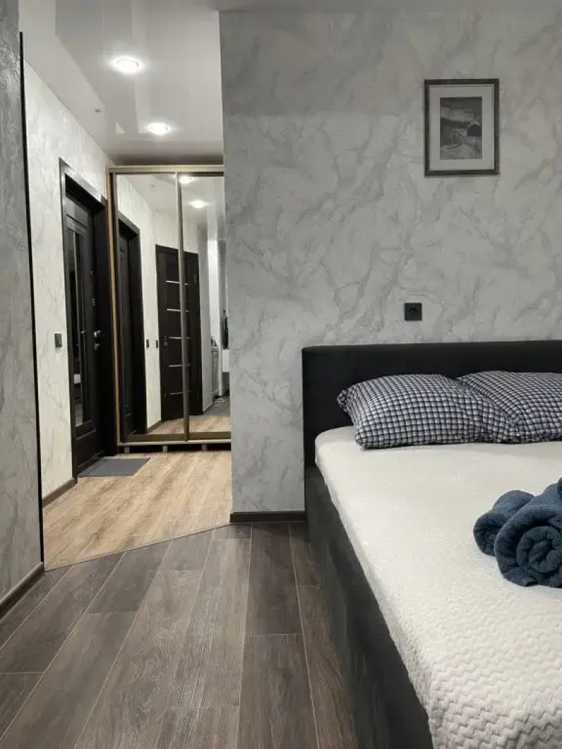 Атмосферная студия с большими окнами с комфортом разместит от двух человек, до 4-х человек от Уют и Комфорт НН