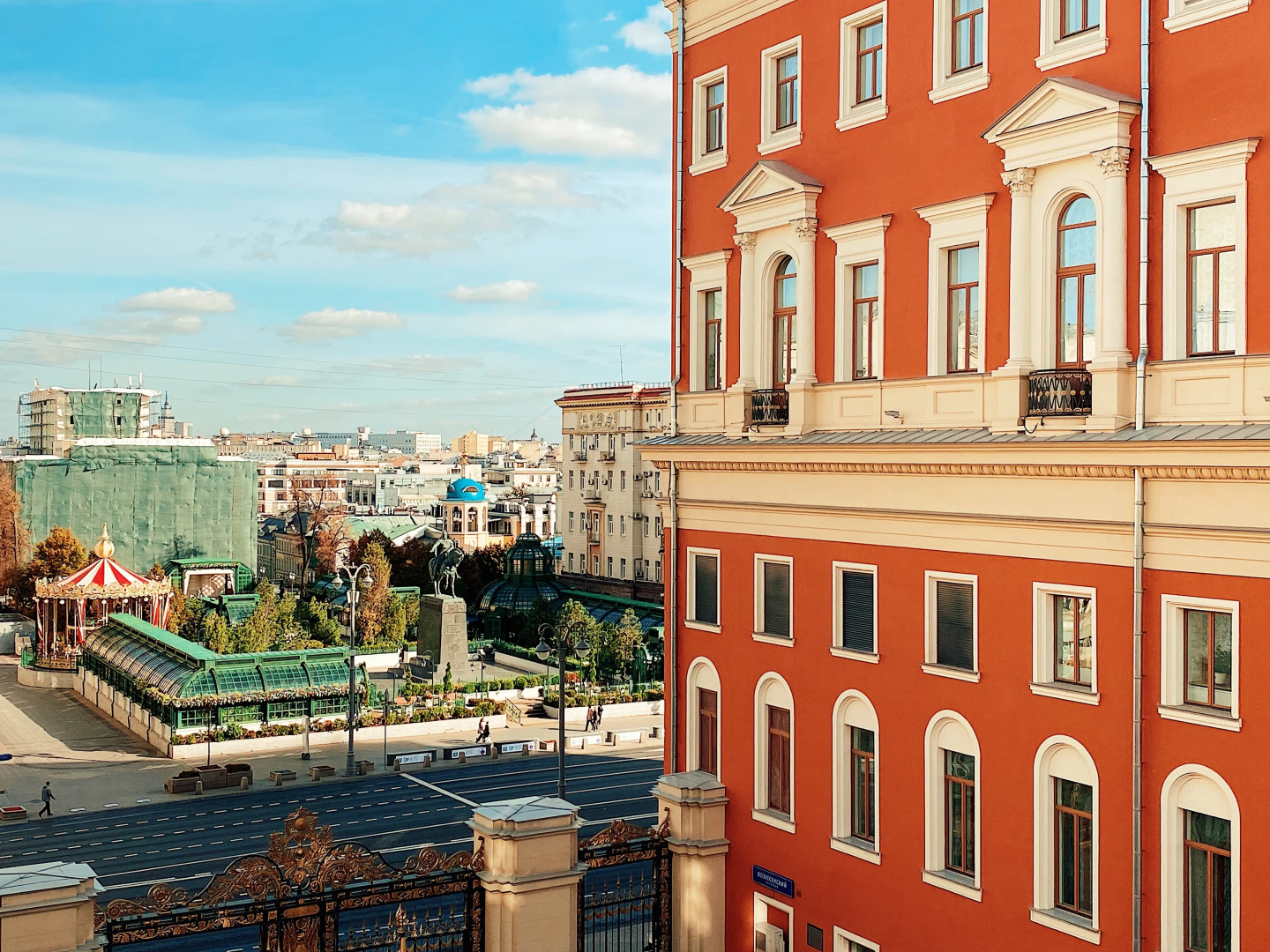 Апартаменты с балконами и видом на тверскую площадь и Мэрию Москвы