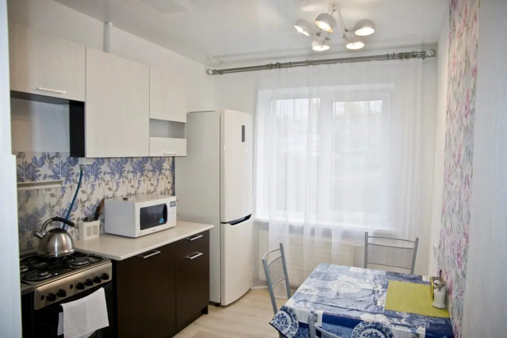 Апартаменты двухкомнатные ЛЮКС у ДК Металлургов. Барбарис