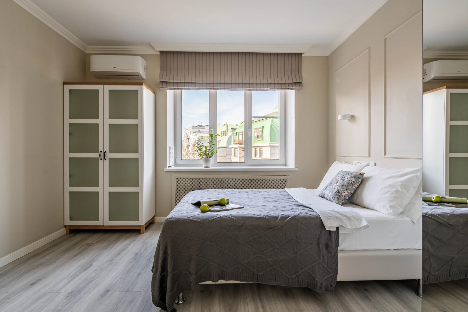 Апартаменты Четырехкомнатные YOUR APART с видом на домик Петра 1 и Неву