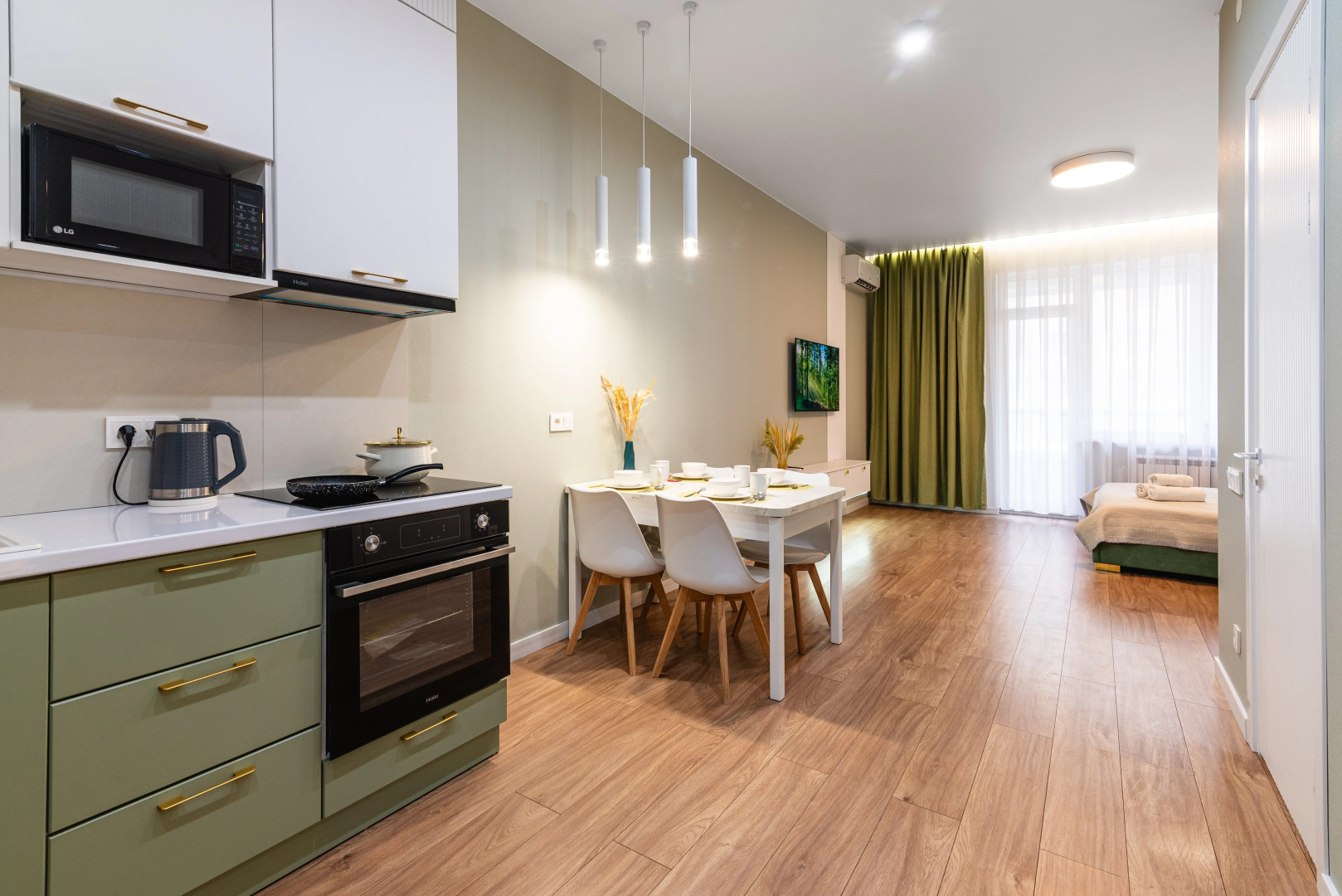 Апартаменты Уютная студия Фисташка в сердце города (170)