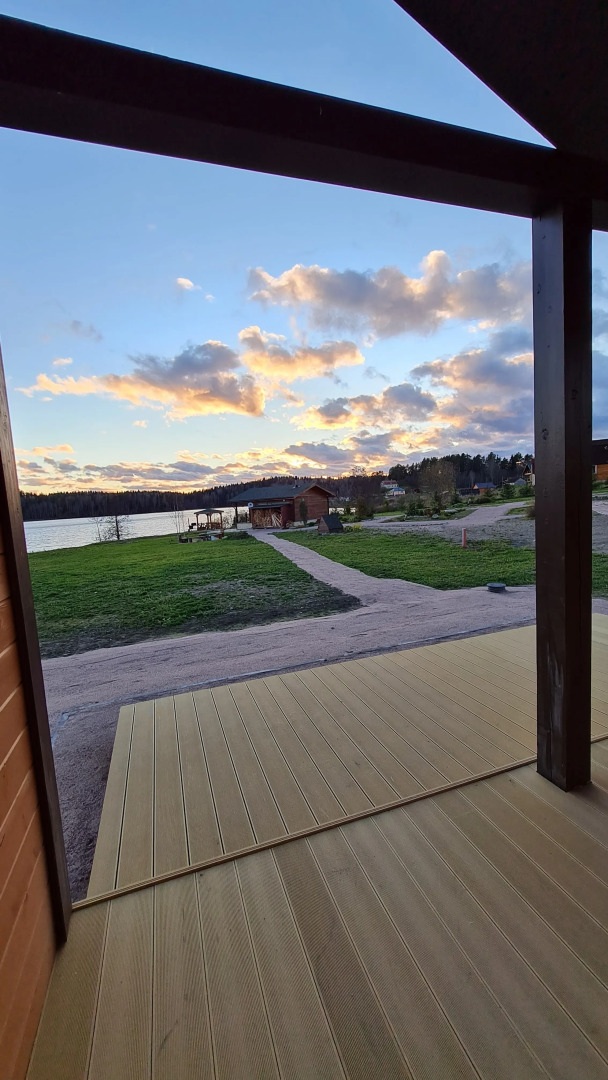 Semenyij Domik U Ozera V Karelii	