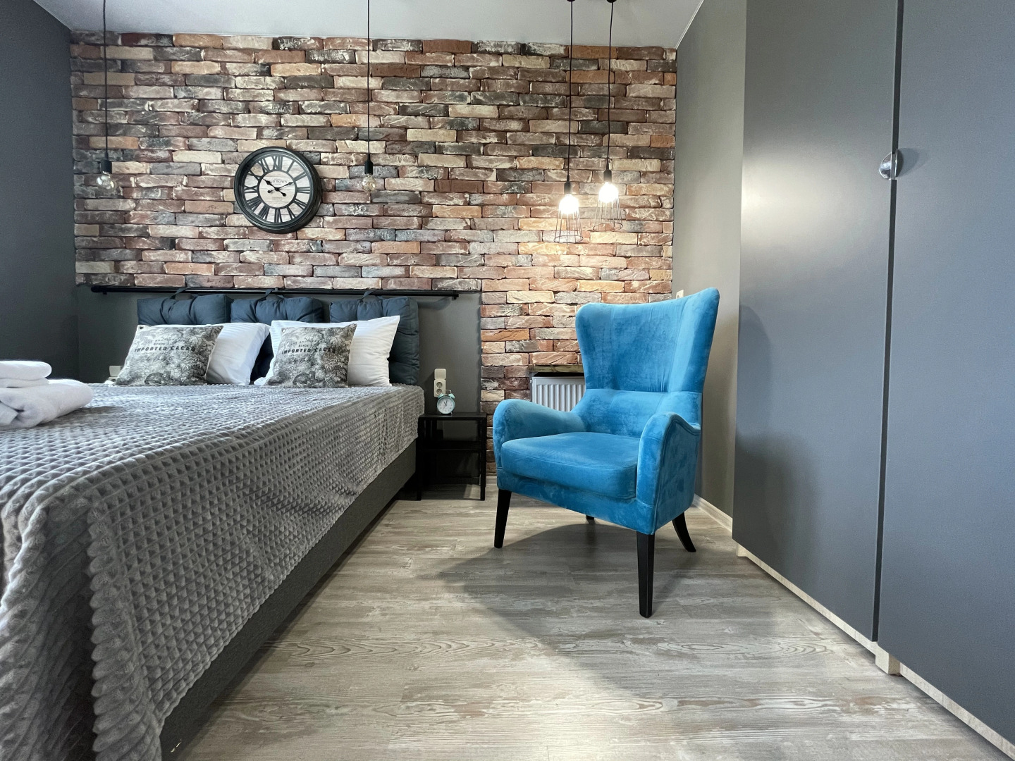 Апартаменты с Часами в Стиле Лофт