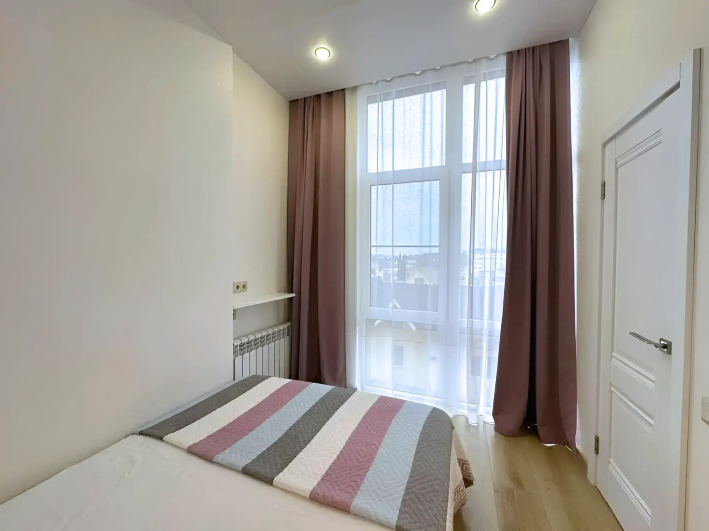 Море квартир уютная студия с панорамными окнами в центре Адлера