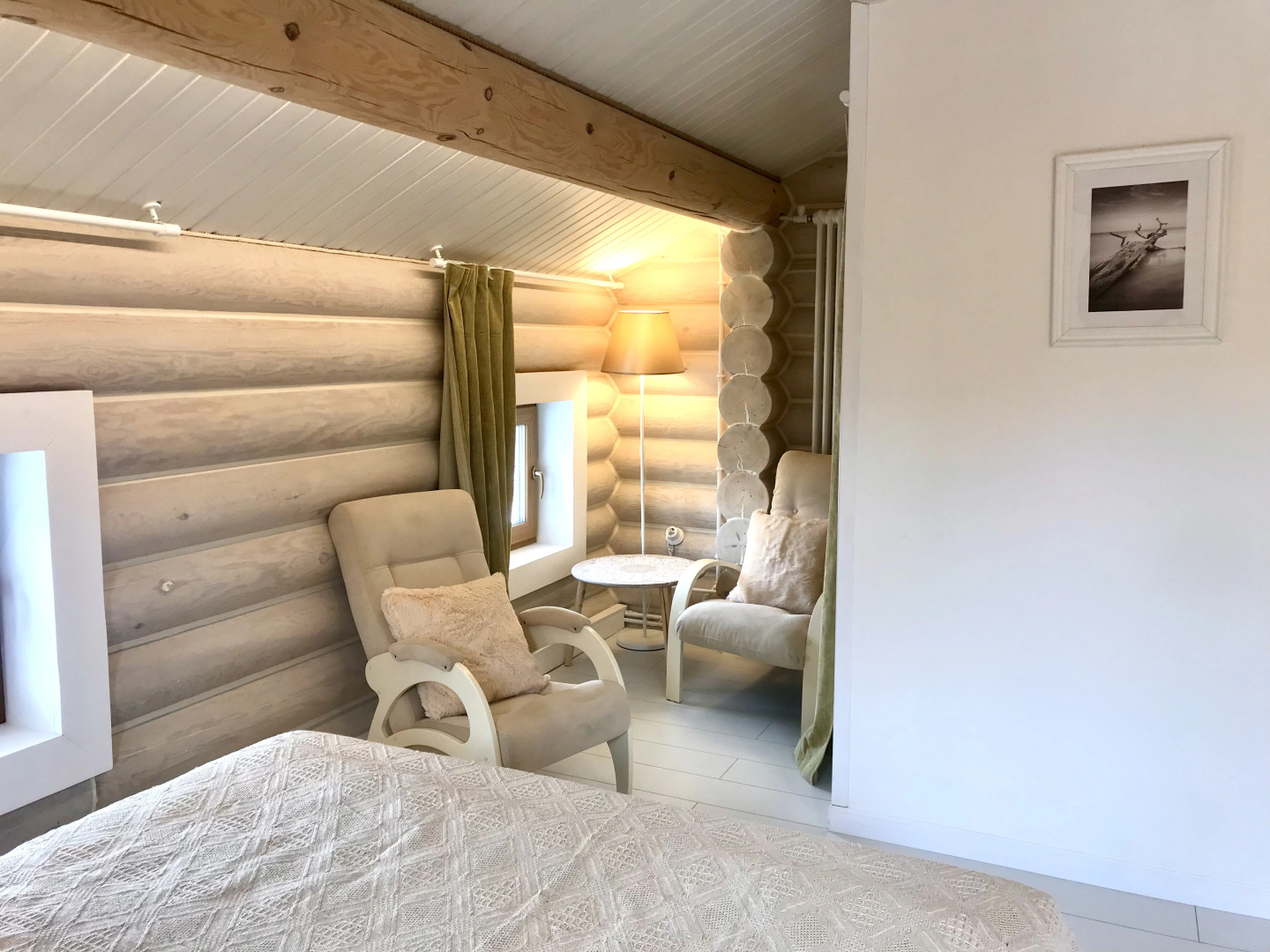 Шале на Скале с Видом на Озеро