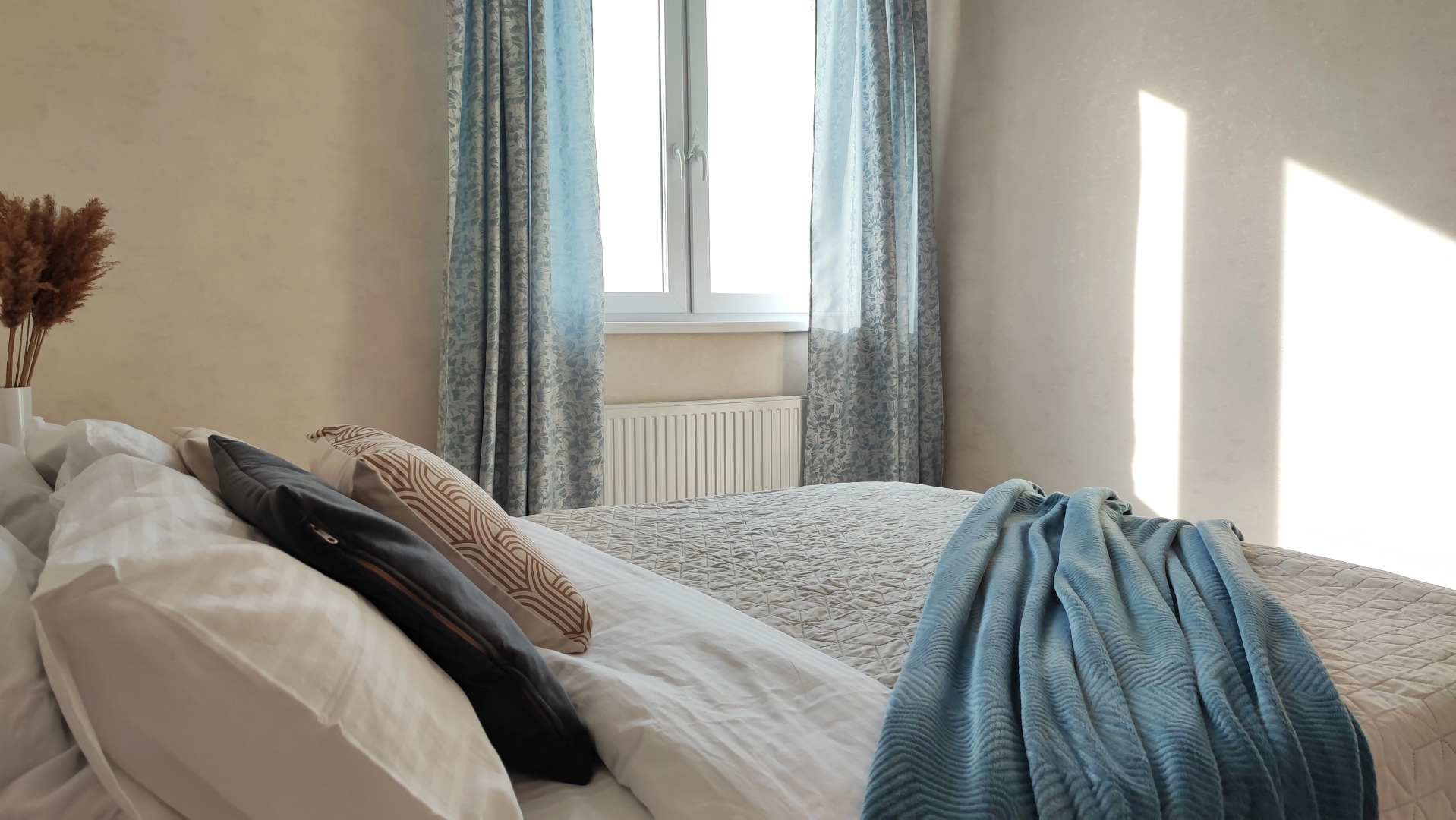 Апартаменты Panda Home с видом на мост влюблённых