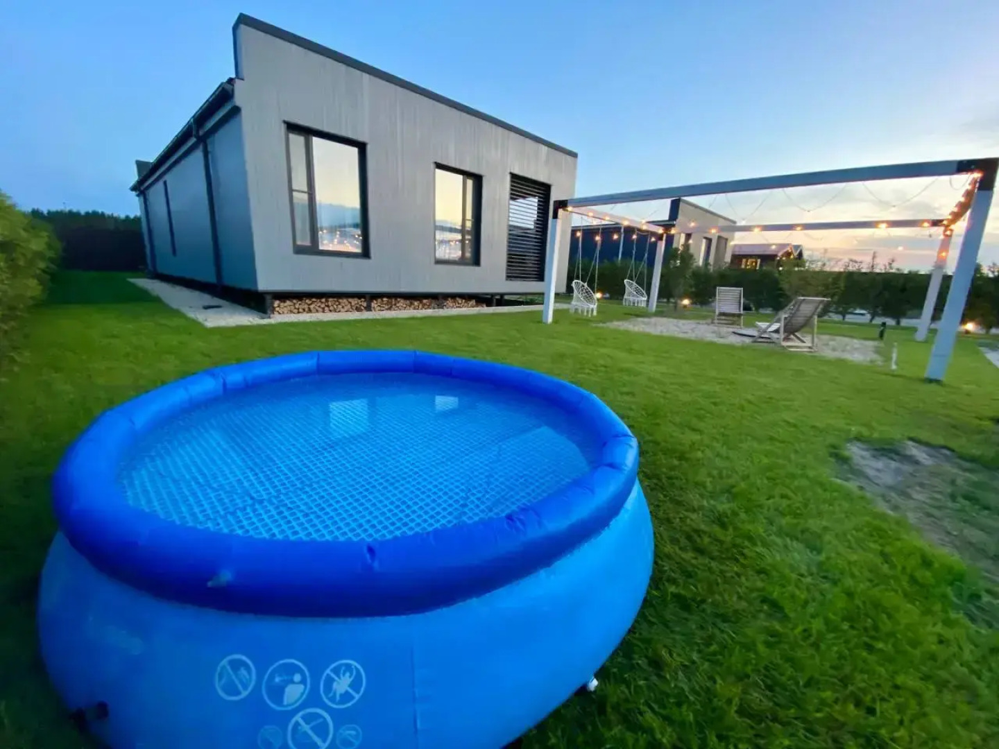 Частный дом с красивой костровой зоной