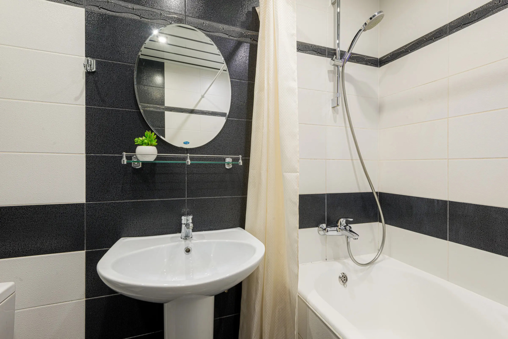 Квартира в престижном мкр. на П.Ермолаева 4 с видом на Волгу от RentAp, 4 сп.места