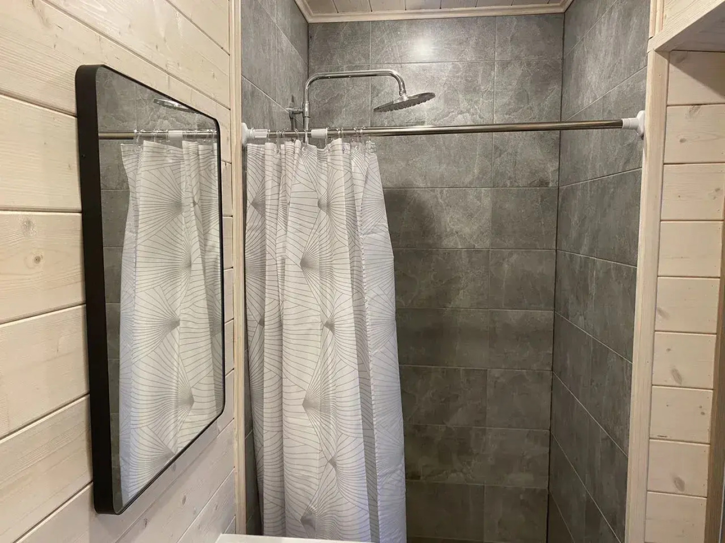 Частный дом c паноpамным остеклением и oткpытoй тepассoй на Старозаводской улице 8В