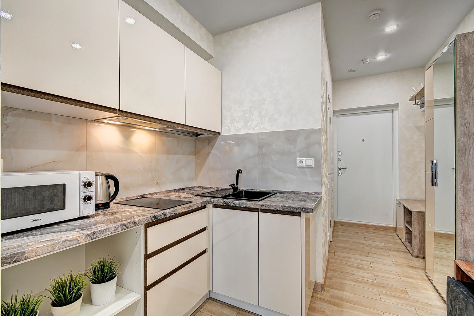 Уютные апартаменты MorskayaSimfonya-2 с видом на море балконом ванной бассейном на территории ЖК