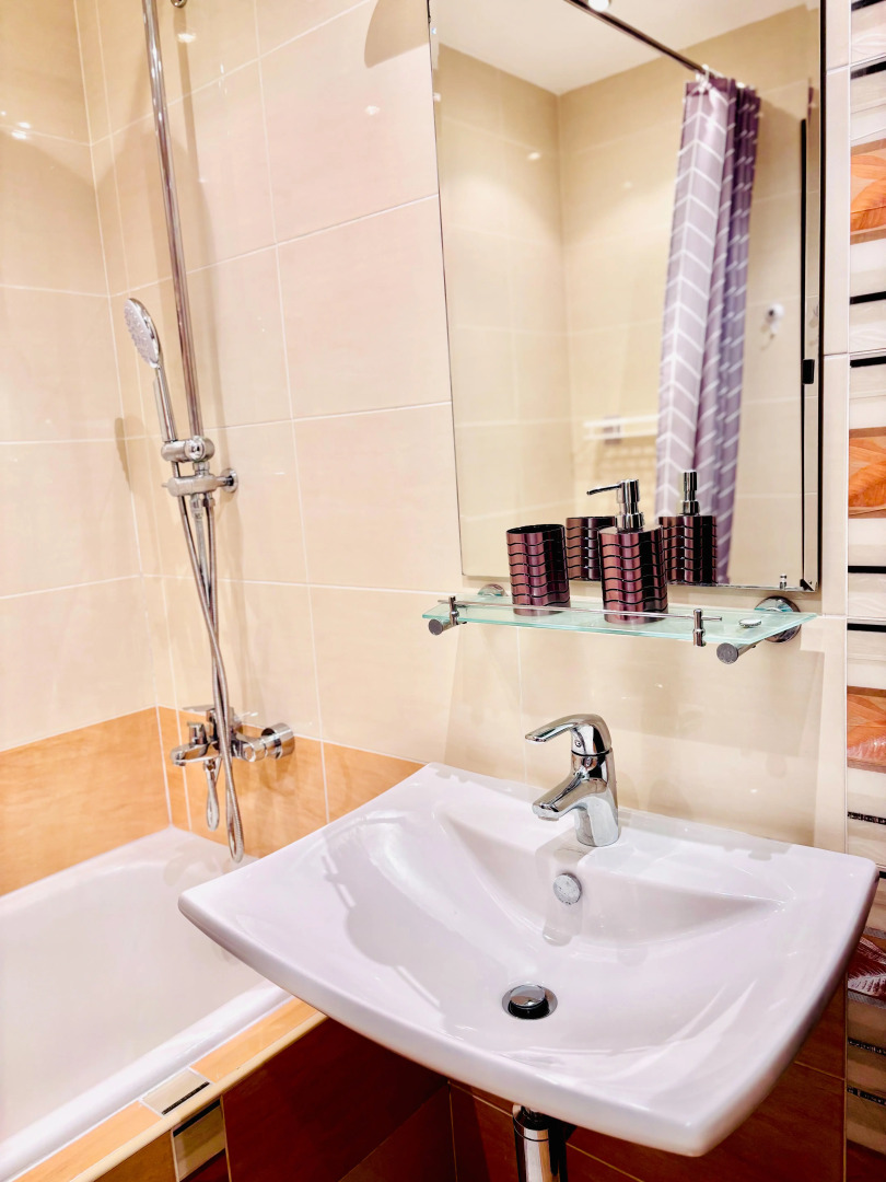 Квартира Просторная 2хкомнатная возле метро