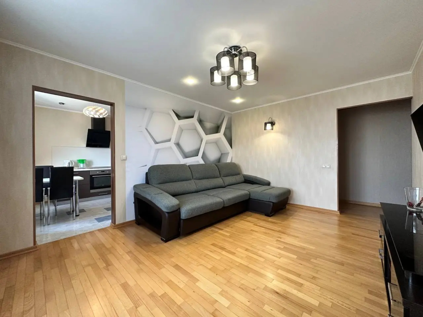 Квартира Трехкомнатная Аэродромная 72а