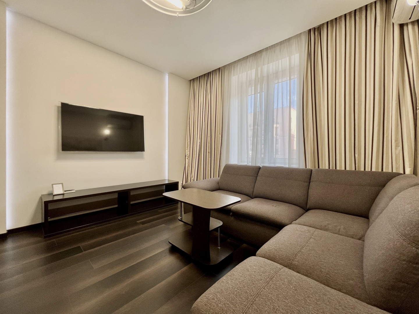 Апартаменты Прекрасная Двухкомнатная Квартира с Видом на Главный Проспект