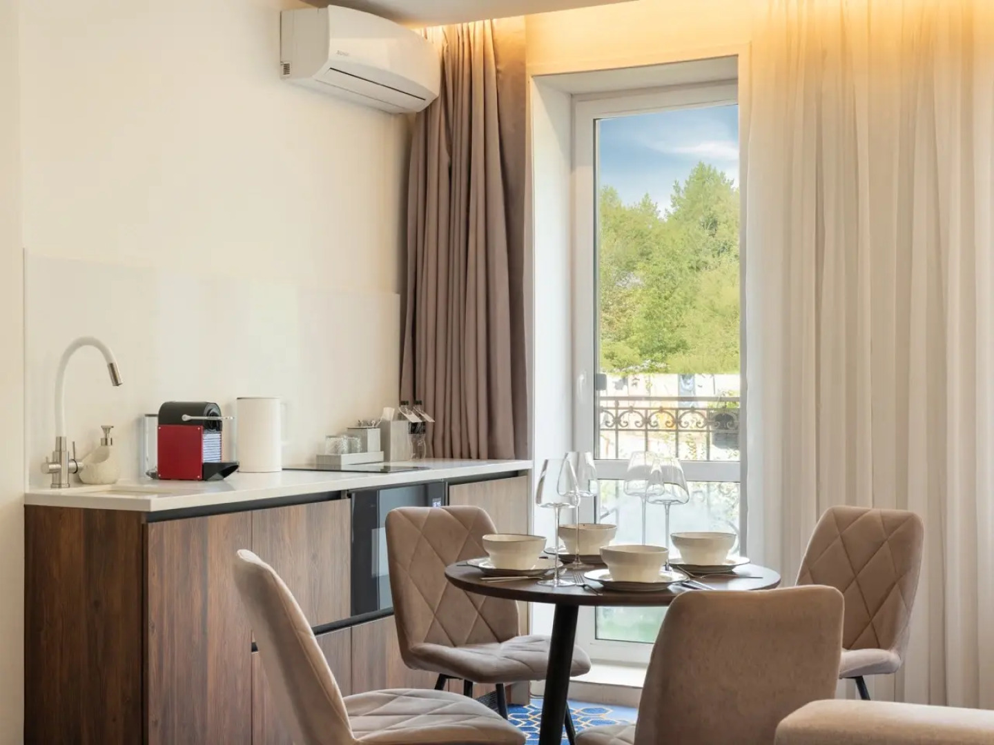Отель V Hotel&Rooftop Lounge