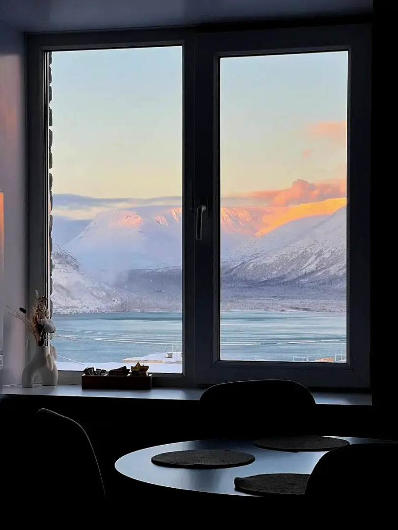 Квартира Уютная 2-к с Потрясающим Видом на Горы и Озеро