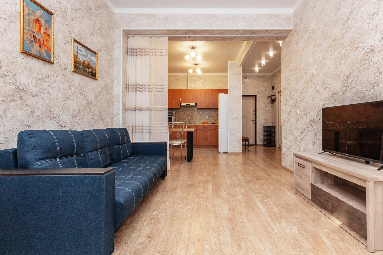 Апартаменты 2-комнатные для семьи с большим балконом