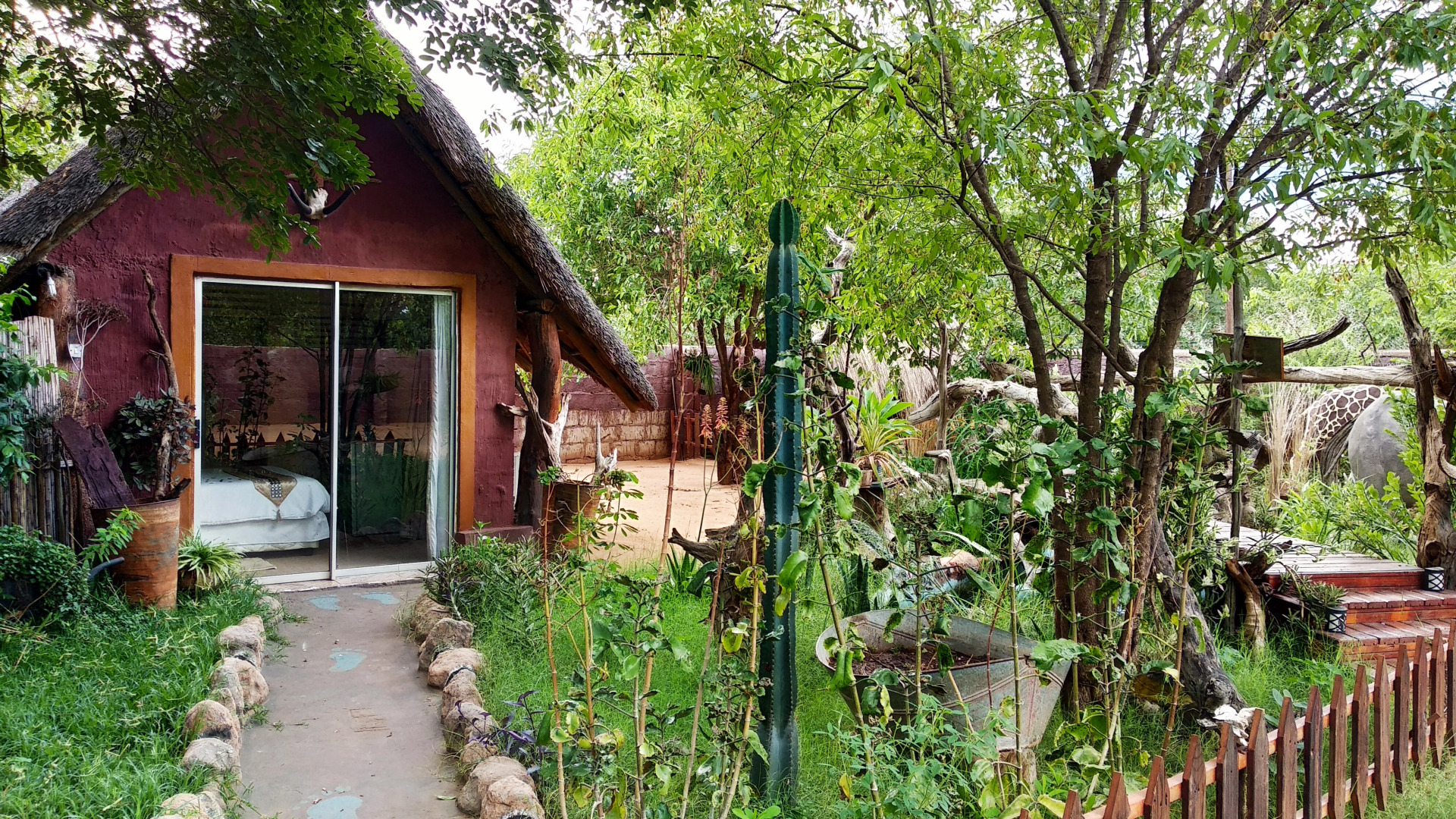 Хостел Elephant Trail Guesthouse and Backpackers