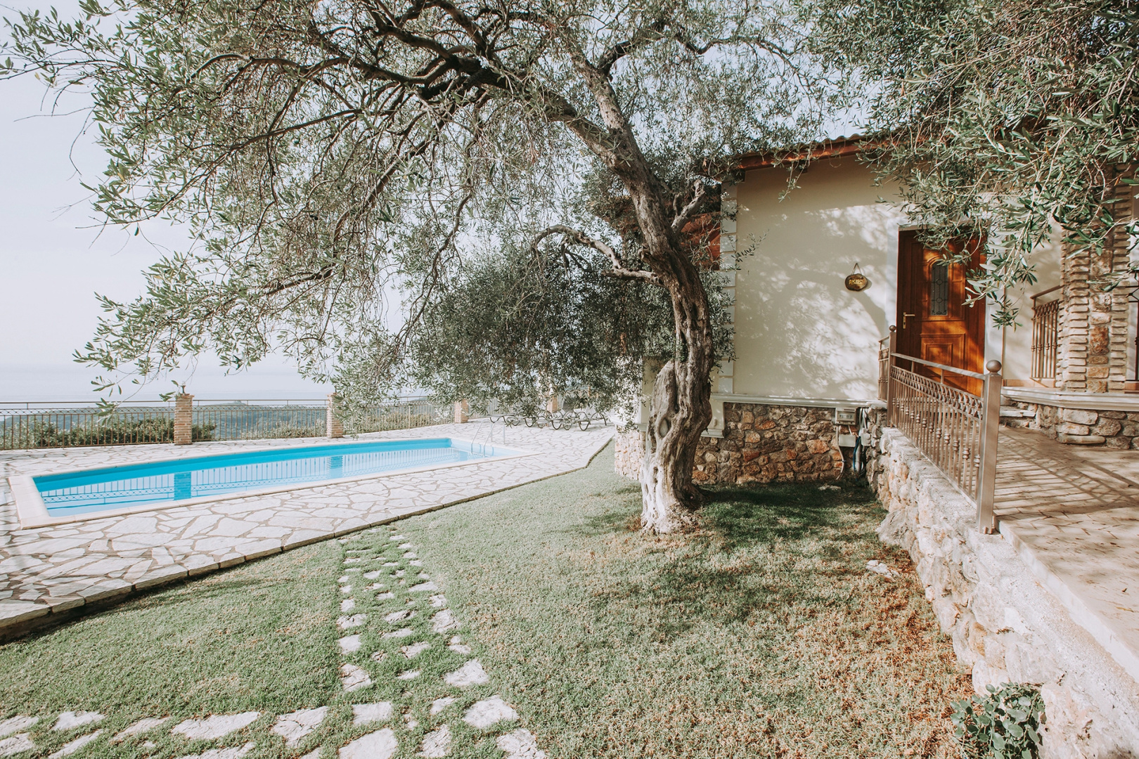 Курортный отель Apolis villas & Suites Resort