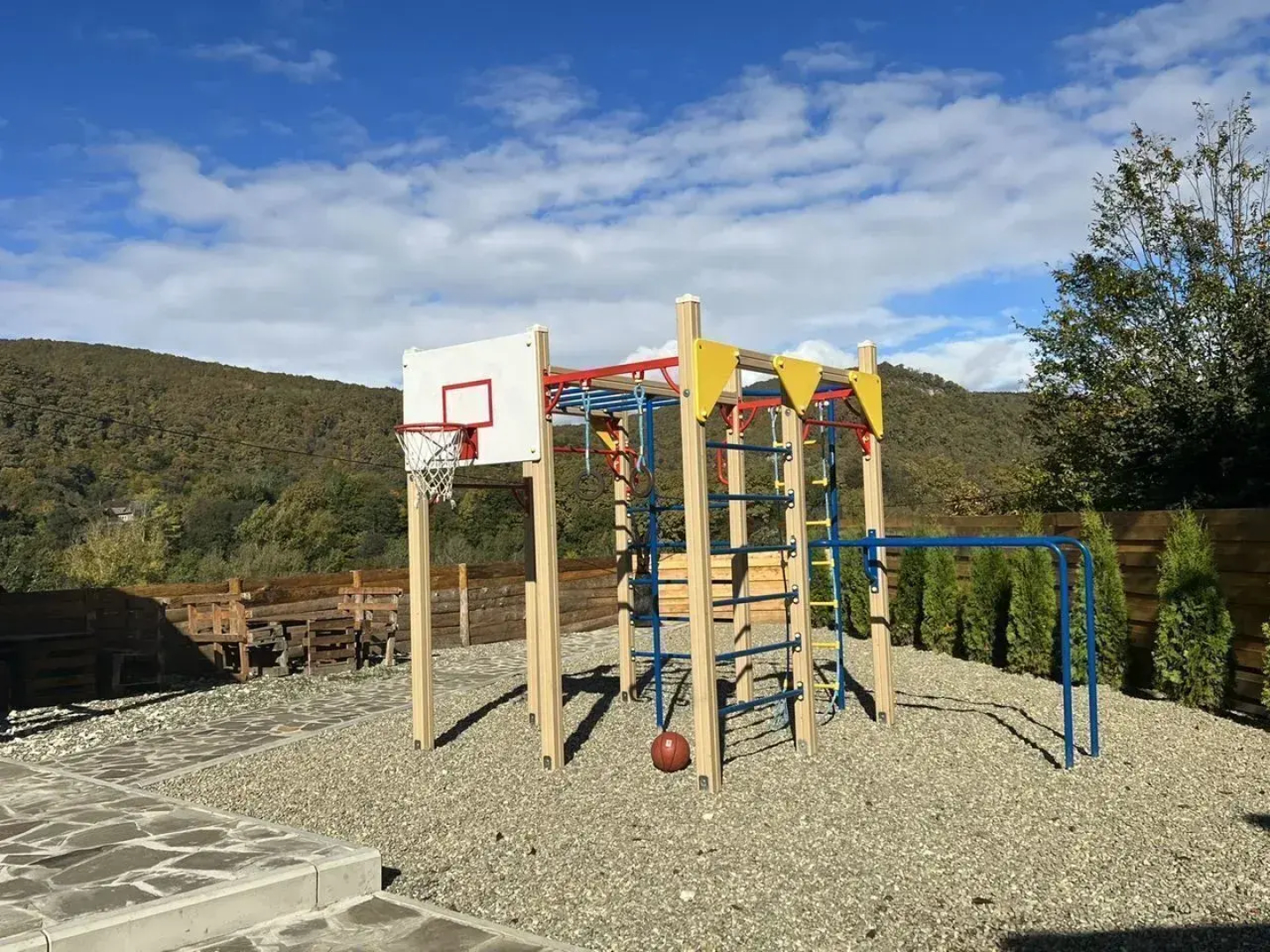 Частный дом с баней бассейном и мангалом на берегу реки