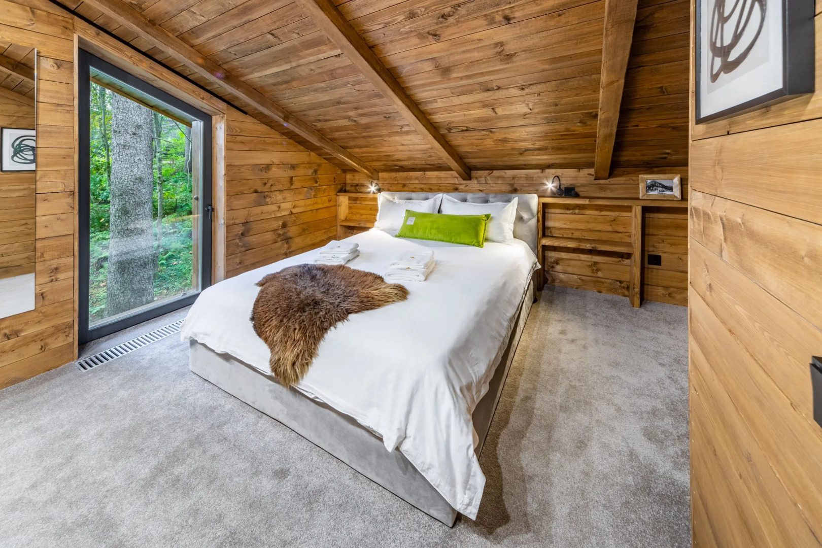 Шале с камином и джакузи в лесу