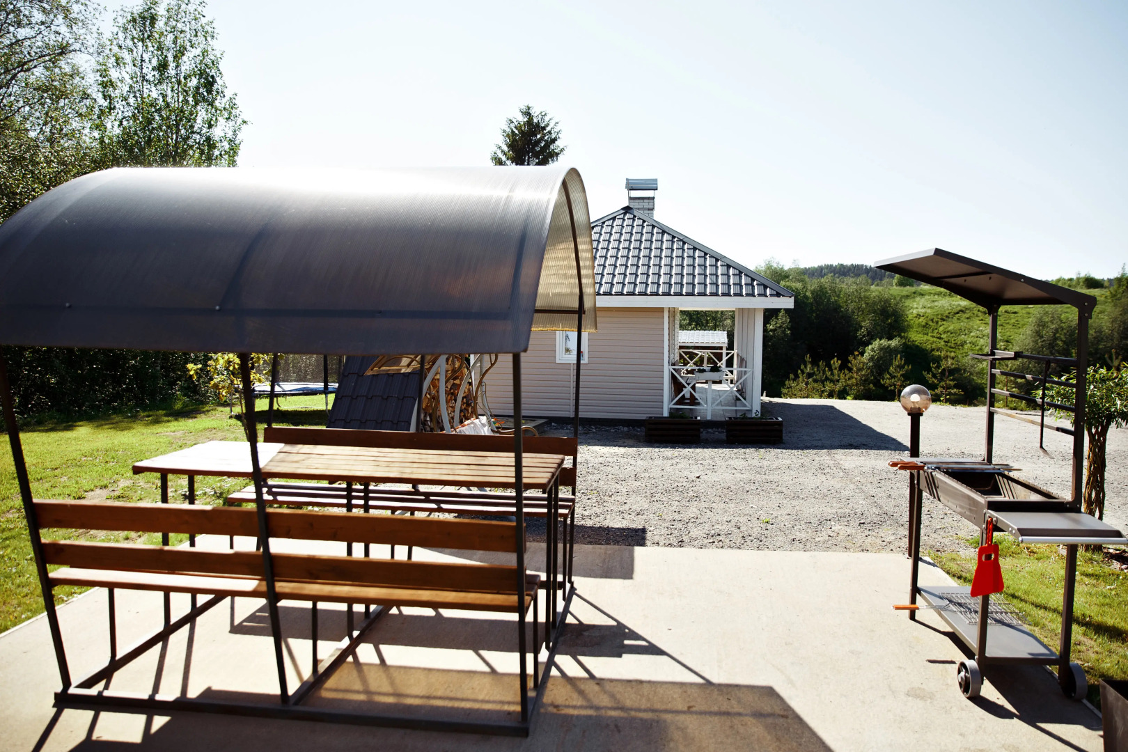 Частный дом у реки