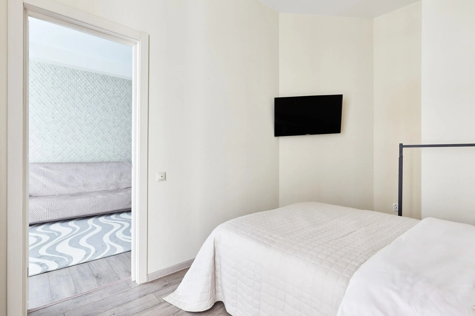 Квартира с изолированной спальней и балконом в 100 м от моря