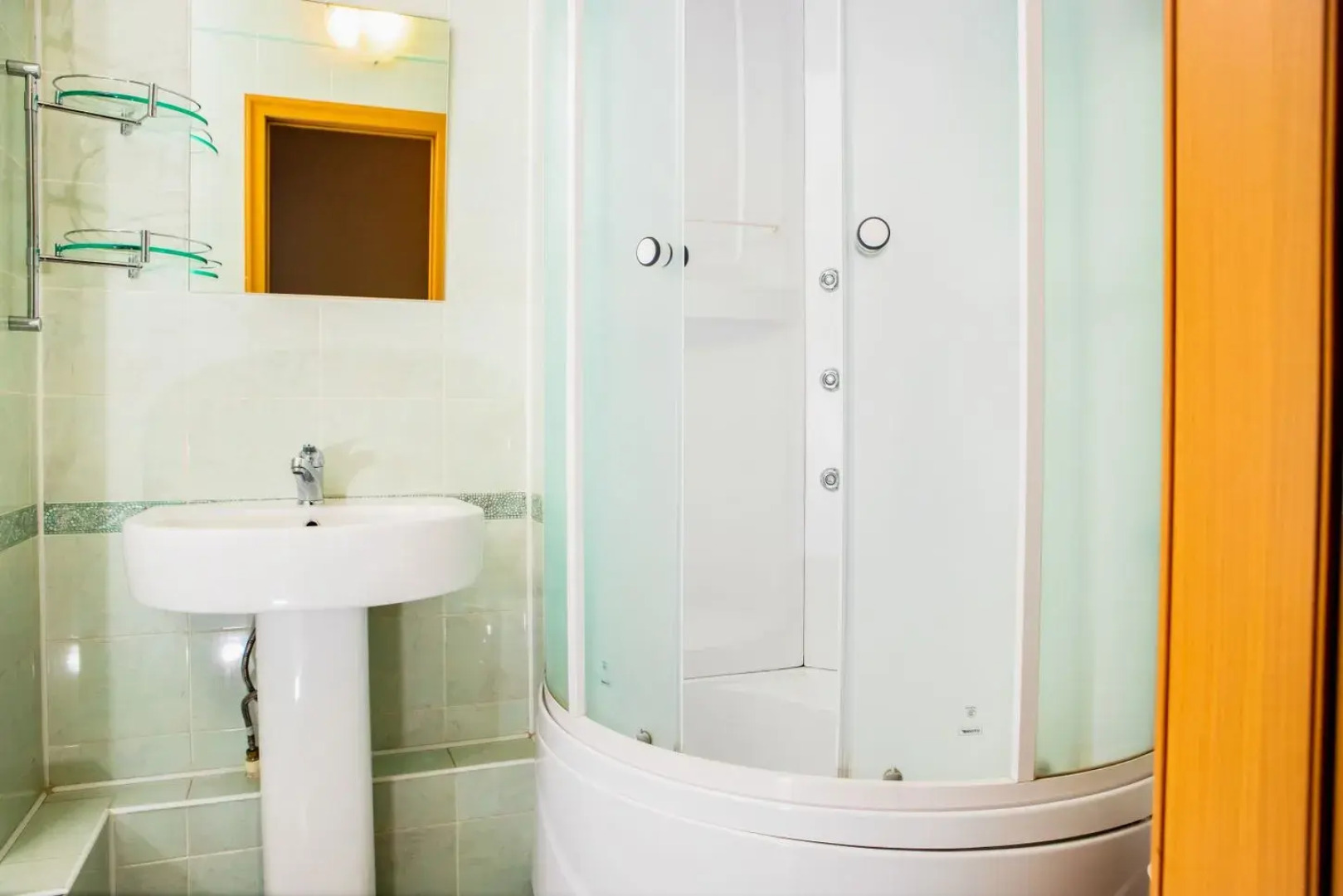 Апартаменты Просторная 2х Комнатная на Алексеева 115