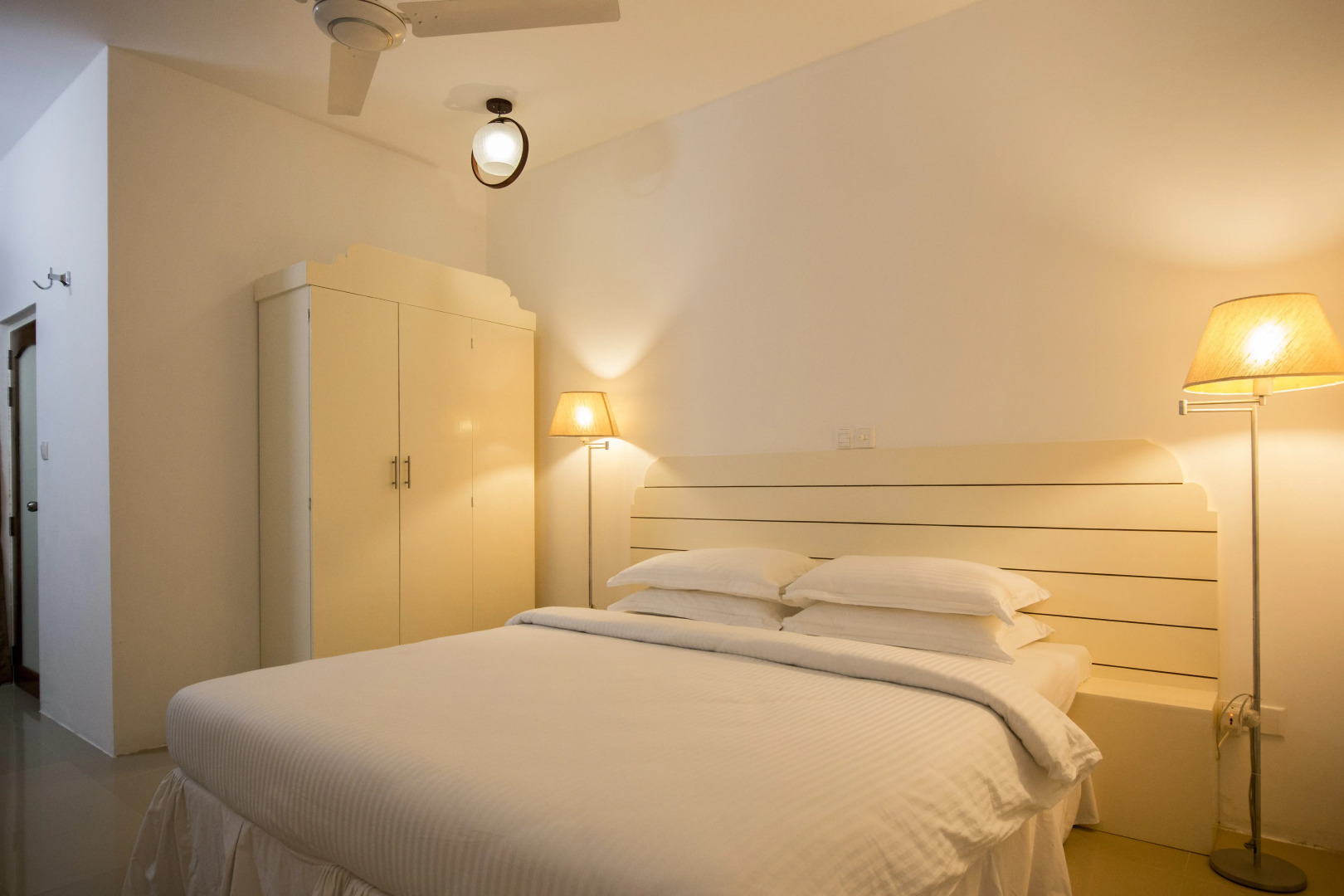 Отель Dhigurah Retreat Beach