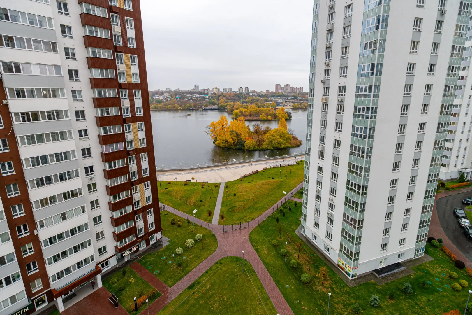 Апартаменты с панорамными окнами на набережной реки