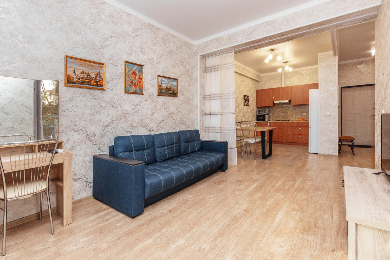 Апартаменты 2-комнатные для семьи с большим балконом