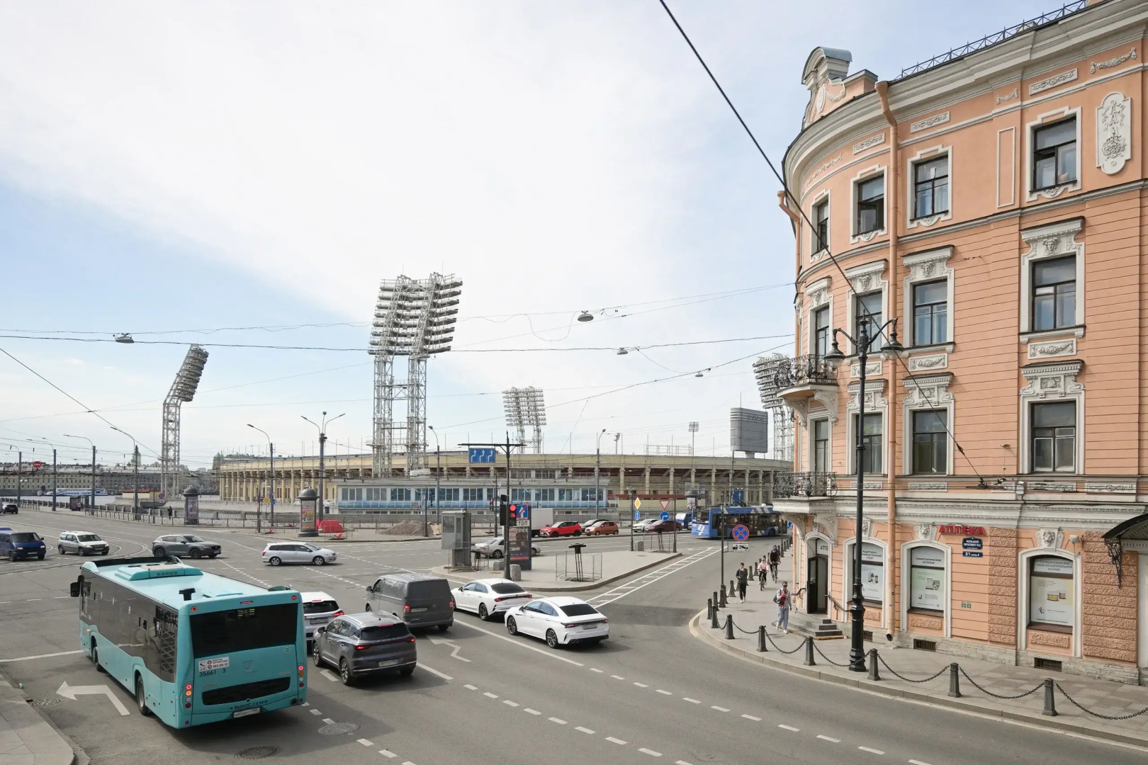 Апартаменты с видом на Князь-Владимирский сквер