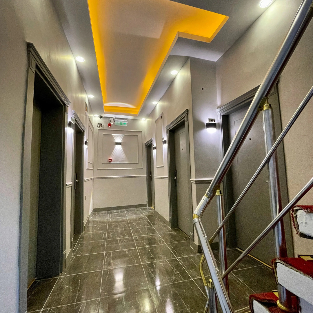 Отель Crowned Plus Hotel