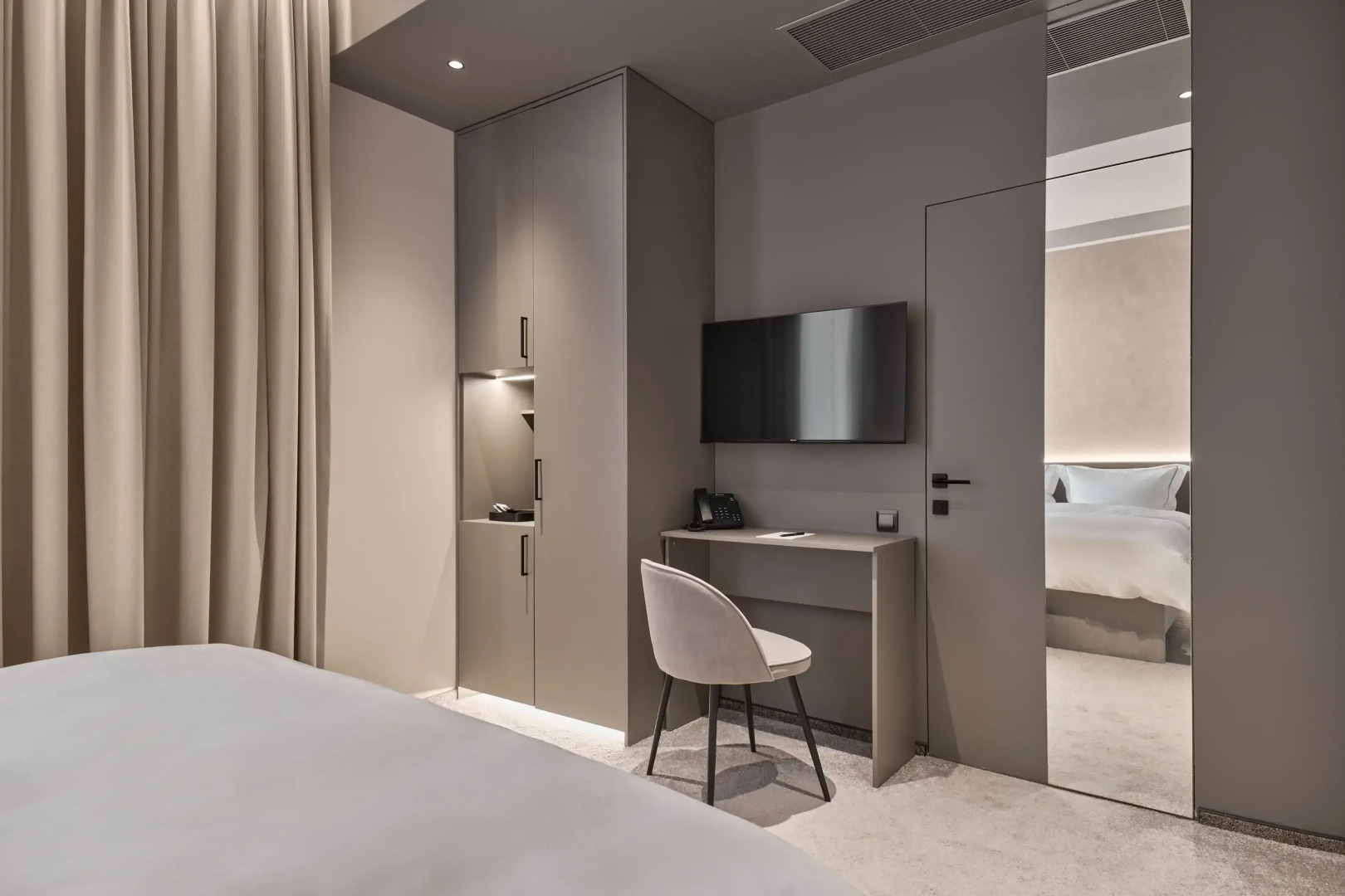 Отель SLIDE Bleisure & MICE