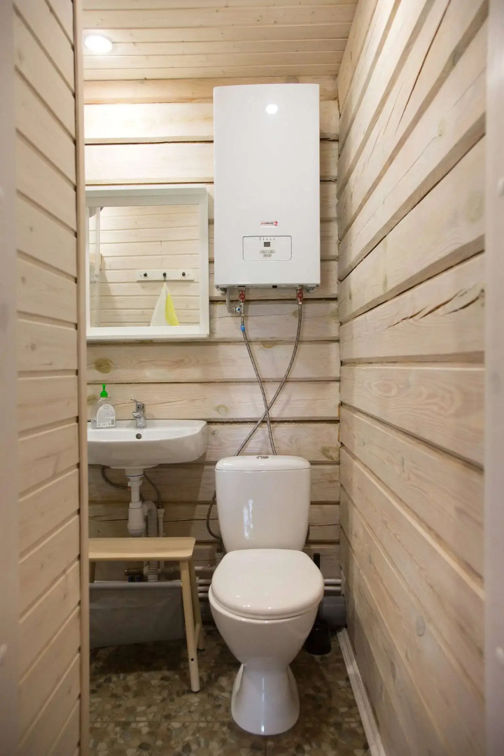 Частный дом на ухоженном участке с газоном и туями