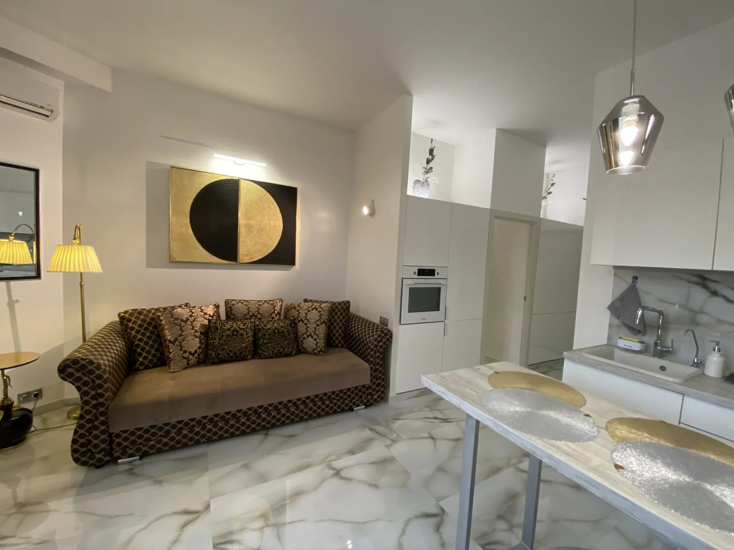 Апартаменты в современном стиле с камином