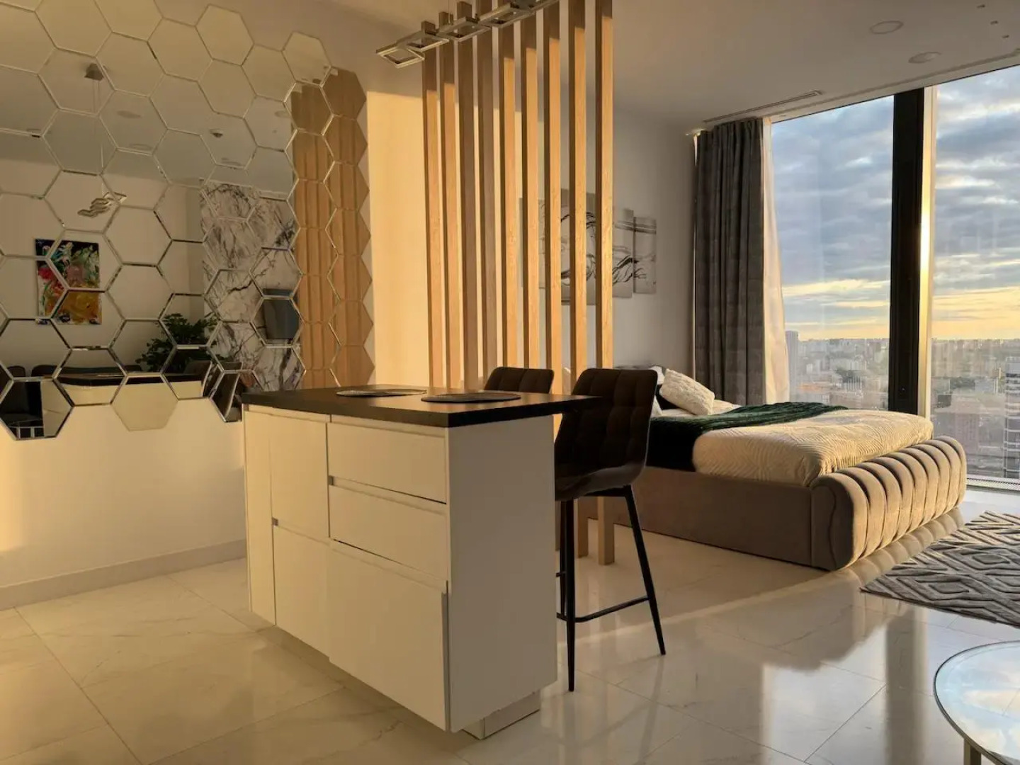 Апартаменты Sky City Moscow Уютная студия с подсветкой и Аэрохоккеем в Москва Сити! Закатная сторона!