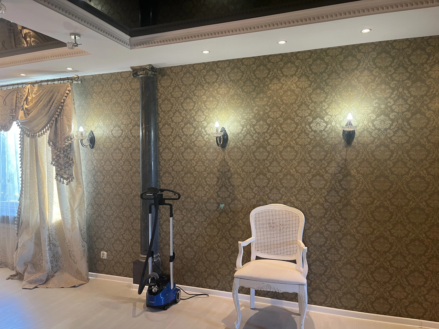 Частный дом с бассейном, сауной и камином